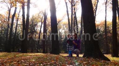 陷入困境的父亲在秋天的森林里和他的小女儿说话。 结，<strong>安慰</strong>，<strong>安慰</strong>，解决