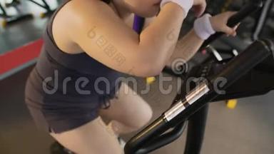 心脏锻炼，丰满的女人骑着固定的自行车和<strong>出汗</strong>，<strong>运动</strong>