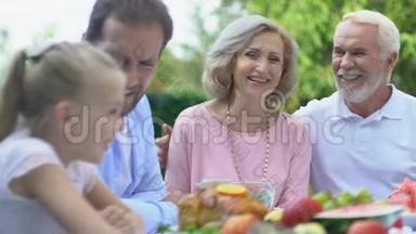 一家人一起吃晚饭，和祖父母在一起，在一起