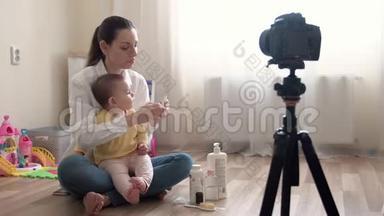 年轻的母亲带着小男孩在摄像机上<strong>录制</strong>视频，并对家庭和童年进行录像