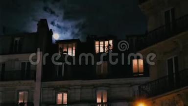 法国巴黎香榭丽舍大街上的满月