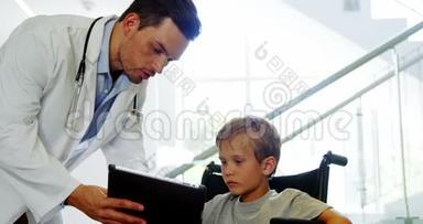 医生出示数码平板电脑，让男孩残疾
