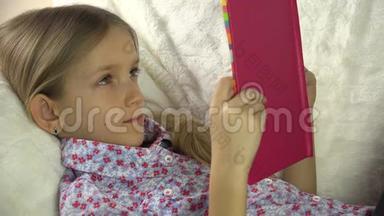 沙发、女孩、儿童画像床上学习儿童脸读本