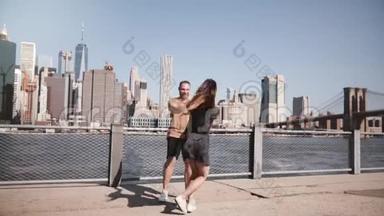 快乐的欧洲<strong>情侣</strong>在纽约著名的曼哈顿天际线景观附近做一个快乐的旋转<strong>舞蹈</strong>，牵手慢动作。