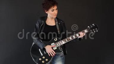 女音乐家在黑屋子里弹吉他