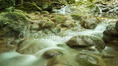 河水在潮湿的天然石头间流动，形成一条条湍急的河水