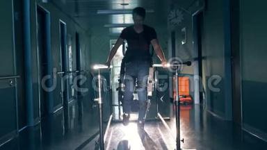 一名男子在一个诊所里使用机<strong>器</strong>人<strong>矫形器</strong>行走在跑道上。 4K