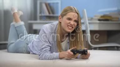 情绪化的少女在闲暇时间玩电子游戏，被虚拟的失败所困扰