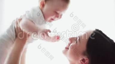 妈妈抱着可爱的<strong>宝宝</strong>，在白色<strong>背景</strong>下和他玩耍