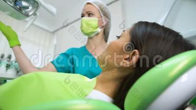牙科医生为年轻妇女治疗<strong>牙齿</strong>，去除<strong>龋齿</strong>，放置牙科密封胶