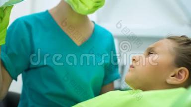 女牙医给小女孩治牙，抛光珐琅质，去龋