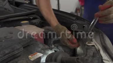 特写：一个汽车修理工用镊子拿的手