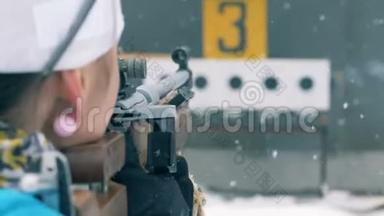 雪中女运动员的双项全能射击比赛