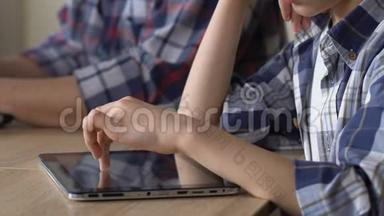 心烦意乱的儿子在平板电脑上<strong>滚动照片</strong>，看着忙碌的父亲，忽视了孩子