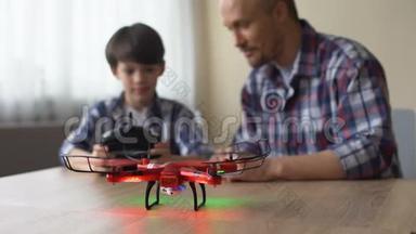 高端科技玩具，小男孩在家操作四翼飞机，玩得开心