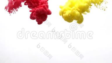 红色和黄色墨水在白色背景上的<strong>水中</strong>移动。 丙烯酸墨水在<strong>水中</strong>旋转。