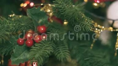 新年的装饰`房间里有圣诞树、壁炉和礼物，视频里有噪音