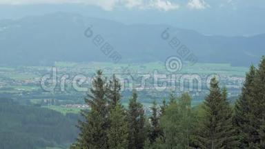 夏季，在奥地利山基的<strong>高山</strong>田野上，美丽的小<strong>村庄</strong>，俯视风景
