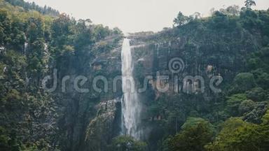 美丽的中镜头，大型丛林瀑布的景观背景在异国情调的斯里兰卡森林中<strong>奔腾</strong>而下。