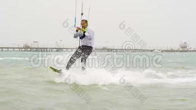 年轻人在海洋上玩风筝，极限<strong>夏季</strong>运动高清，慢动作