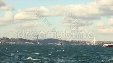 美丽的伊斯坦布尔景色，<strong>船只</strong>与游客沿着博斯普鲁斯海峡游泳。 黄金之角的<strong>船只</strong>流动