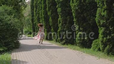 穿着<strong>漂亮衣服</strong>的白种人有魅力的女人在装饰树木的小巷里奔跑