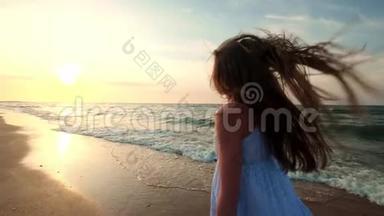 日落时，女孩在浅水中<strong>奔跑</strong>. 一个穿着白色裙子的女孩正在水`的边缘附近<strong>奔跑</strong>