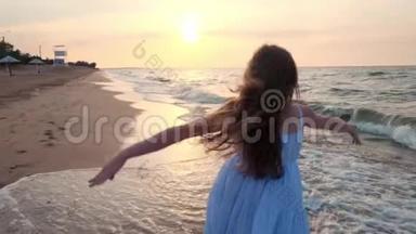 日落时，女孩在浅水中奔跑. 一个穿着白色裙子的女孩正在水`的边缘附近奔跑