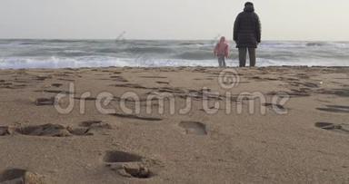 小女孩和祖父在海边玩耍