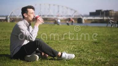 那<strong>个人</strong>坐在公园的草地上，享受着阳光，喝着咖啡。 一<strong>个人</strong>坐在河边，<strong>人</strong>们在散步