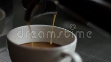 在现代化的咖啡机，两杯咖啡中，特写热咖啡的制作过程.. 准备两项服务