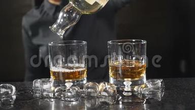 在酒吧柜台。 不可辨认的女酒保穿着黑色衬衫，慢慢地把威士忌倒进吉格里。 鸡尾酒