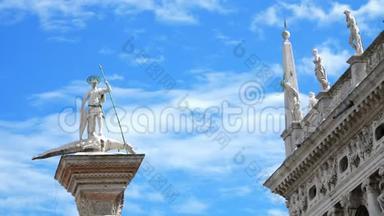 意大利威尼斯——2018年7月7日：古色古香的柱子，古迹，古建筑的威尼斯，映衬着蓝天，映衬着一片火热..