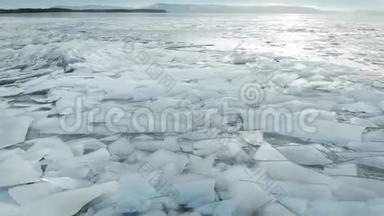 冰冻河流的空中<strong>景色</strong>。 <strong>梦幻</strong>冰质地，冷链水.. 冰的碎片伸出锋利的边缘。