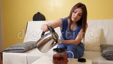 一个年轻女孩用一个特殊的茶壶冲泡茶