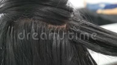 长长的美丽的黑发卷发设计师卷发。 头发造型和卷发。 头部的扩张囊
