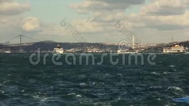 美丽的伊斯坦布尔景色，<strong>船只</strong>与游客沿着博斯普鲁斯海峡游泳。 黄金之角的<strong>船只</strong>流动