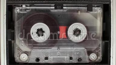 磁带录音机中的老式音频磁带旋转