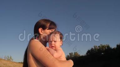 妈妈把婴儿抱在怀里，抱在蓝天上。