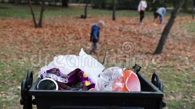 一个男人和他的儿子在公共公园里清理垃圾。 爱护<strong>环境</strong>，爱护<strong>环境</strong>的理念.. 汽<strong>车</strong>