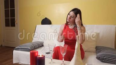 一个穿着红色裙子的年轻女孩准备了蜡烛，眼镜，准备了<strong>浪漫</strong>的晚餐，等待她的丈夫。 很<strong>浪漫</strong>。 晚餐
