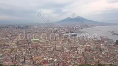 从飞机上看到那不勒斯，在无人机上拍摄的视频。 城市全景.. 一架无人驾驶飞机飞越那不勒斯