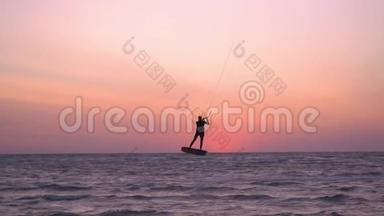 黎明时从事风筝冲浪的人的剪影