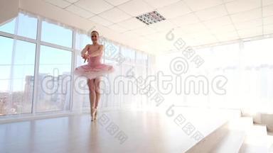 穿粉色芭蕾舞裙的超级女芭蕾舞演员在练习和微笑