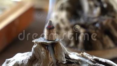 传统芳香疗法燃烧芳香香炉产生的烟雾