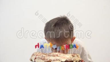 有趣的孩子吃生日蛋糕的肖像，有趣的肮脏的脸笑笑，童年的味道