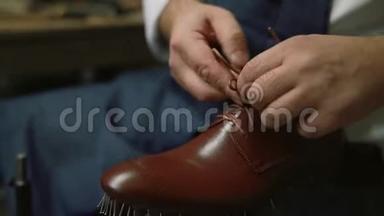 鞋匠系鞋，师傅，工匠，工人在小作坊、工厂制造、生产、制造鞋子。铁锤