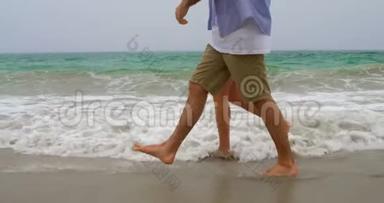 一对夫妇手牵手在海滩上散步4k