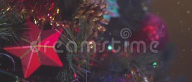 一棵圣诞树、装饰品和灯的细节视频。