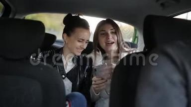 两个女孩坐出租车在后座说话和听音乐耳机。
